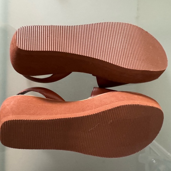 Kenneth Cole shoes. Size 5. New - never worn. - Picture 4 of 4